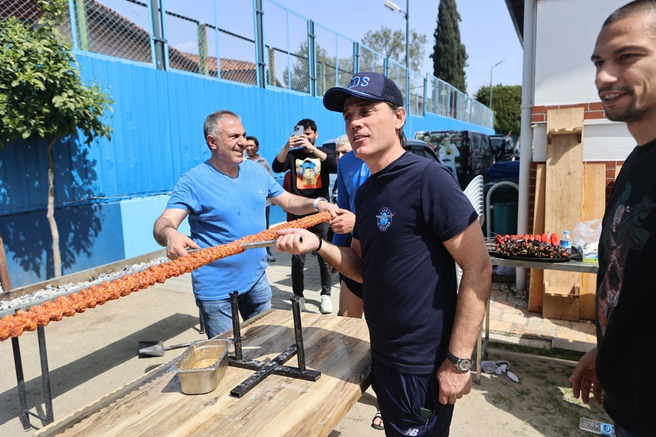 Adana Demirspor'a boru kebabı dopingi... Kebap derbisi öncesi 20 metrelik kebap yediler! 1