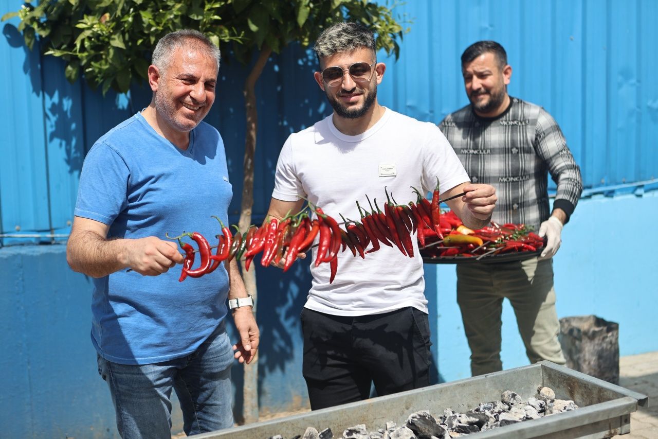 Adana Demirspor'a boru kebabı dopingi... Kebap derbisi öncesi 20 metrelik kebap yediler! 3