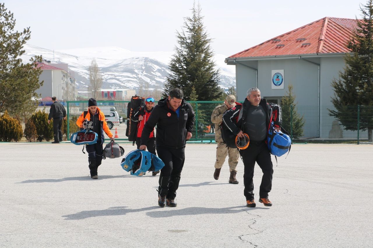 İtalyan turist kayarken çığ altında kaldı 7