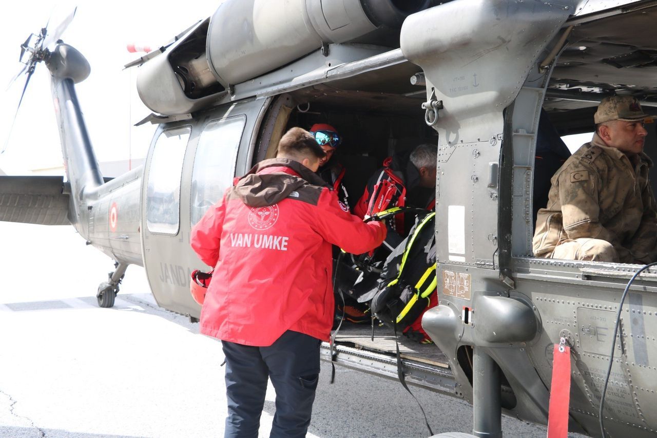 İtalyan turist kayarken çığ altında kaldı 16