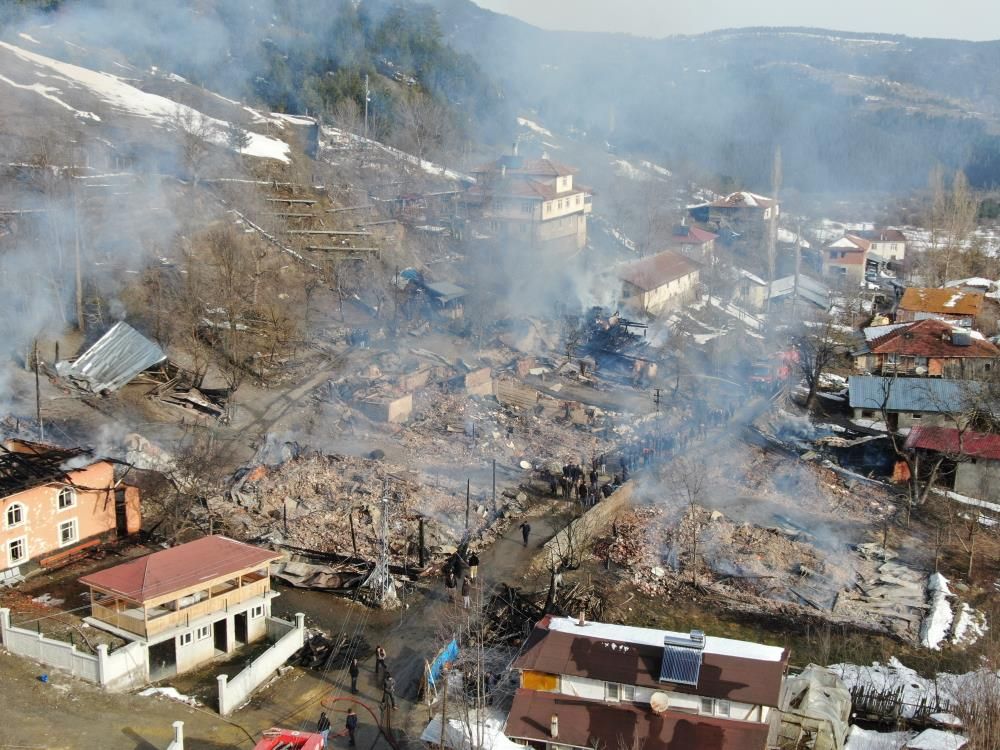 Kastamonu'da bir köy alevlere teslim oldu: Ev ve ahırlar küle döndü, çok sayıda hayvan telef oldu! 2