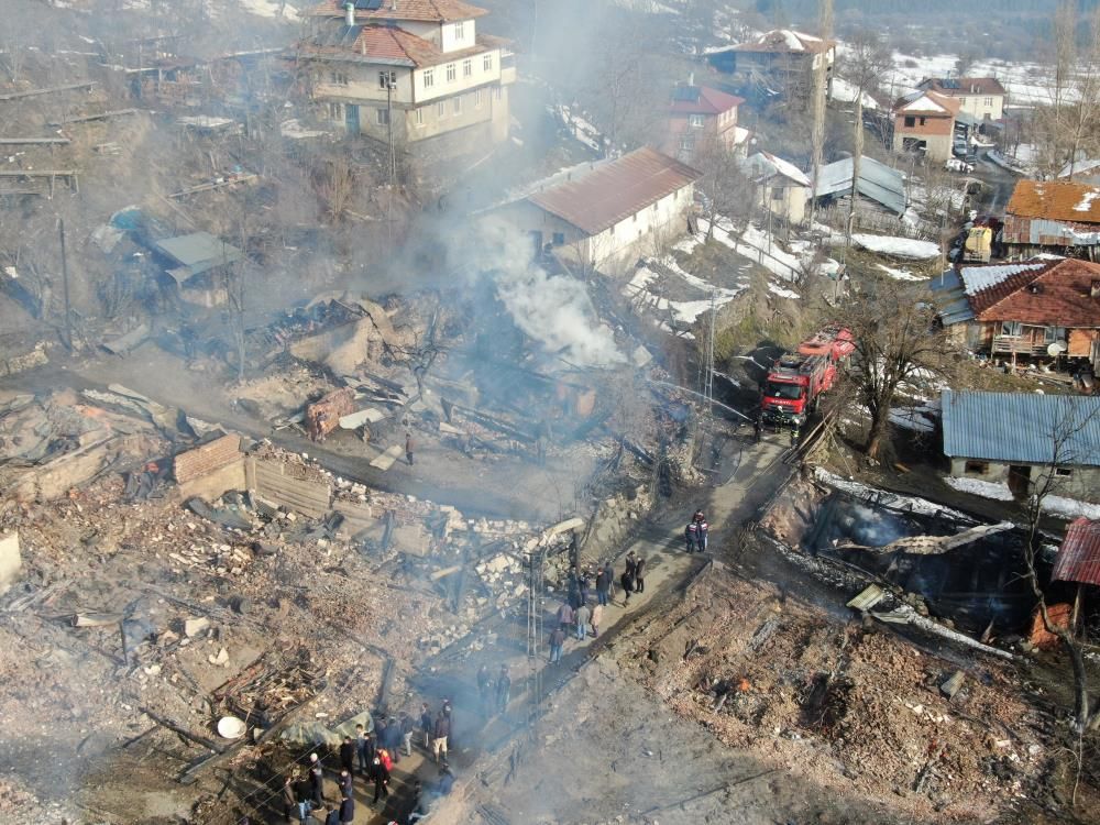 Kastamonu'da bir köy alevlere teslim oldu: Ev ve ahırlar küle döndü, çok sayıda hayvan telef oldu! 3