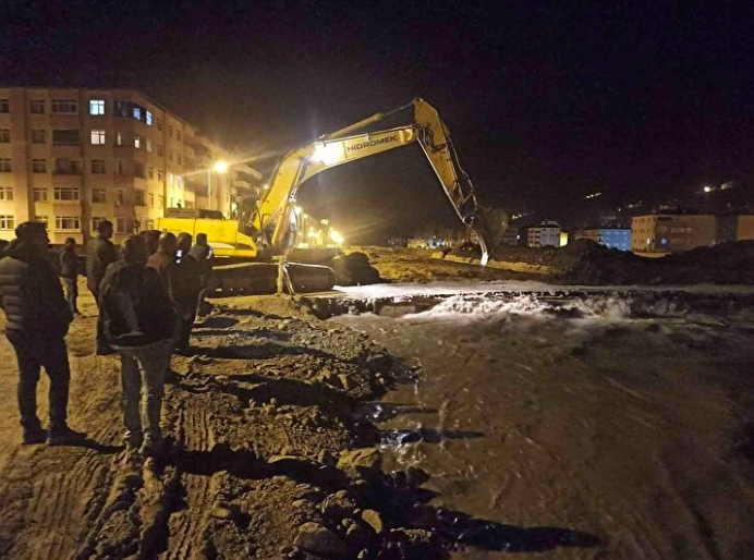 Kar suları eridi, Ezine çayı taştı: Geçici köprüler trafiğe kapandı 10