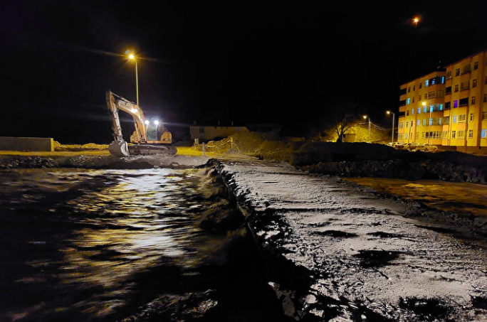 Kar suları eridi, Ezine çayı taştı: Geçici köprüler trafiğe kapandı 6