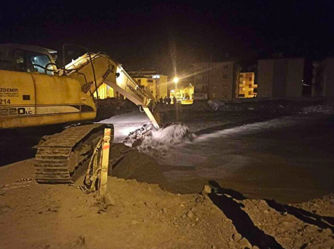 Kar suları eridi, Ezine çayı taştı: Geçici köprüler trafiğe kapandı 9
