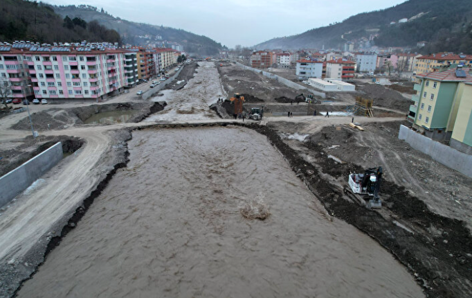 Kar suları eridi, Ezine çayı taştı: Geçici köprüler trafiğe kapandı 7