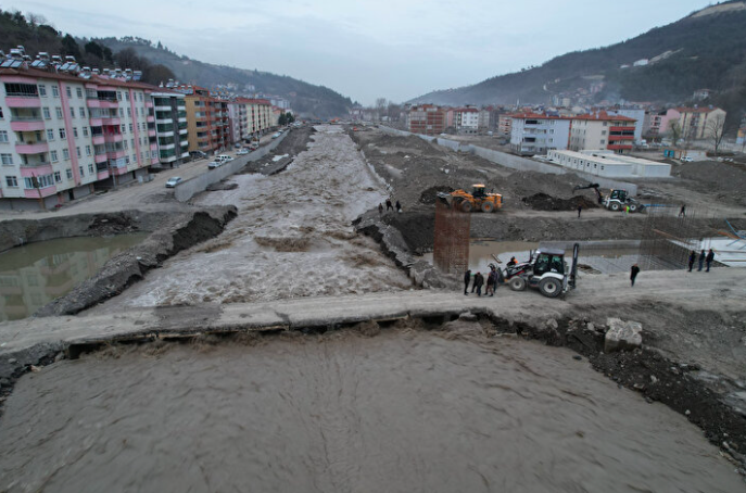 Kar suları eridi, Ezine çayı taştı: Geçici köprüler trafiğe kapandı 3
