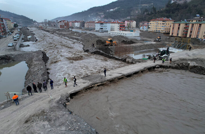 Kar suları eridi, Ezine çayı taştı: Geçici köprüler trafiğe kapandı 2