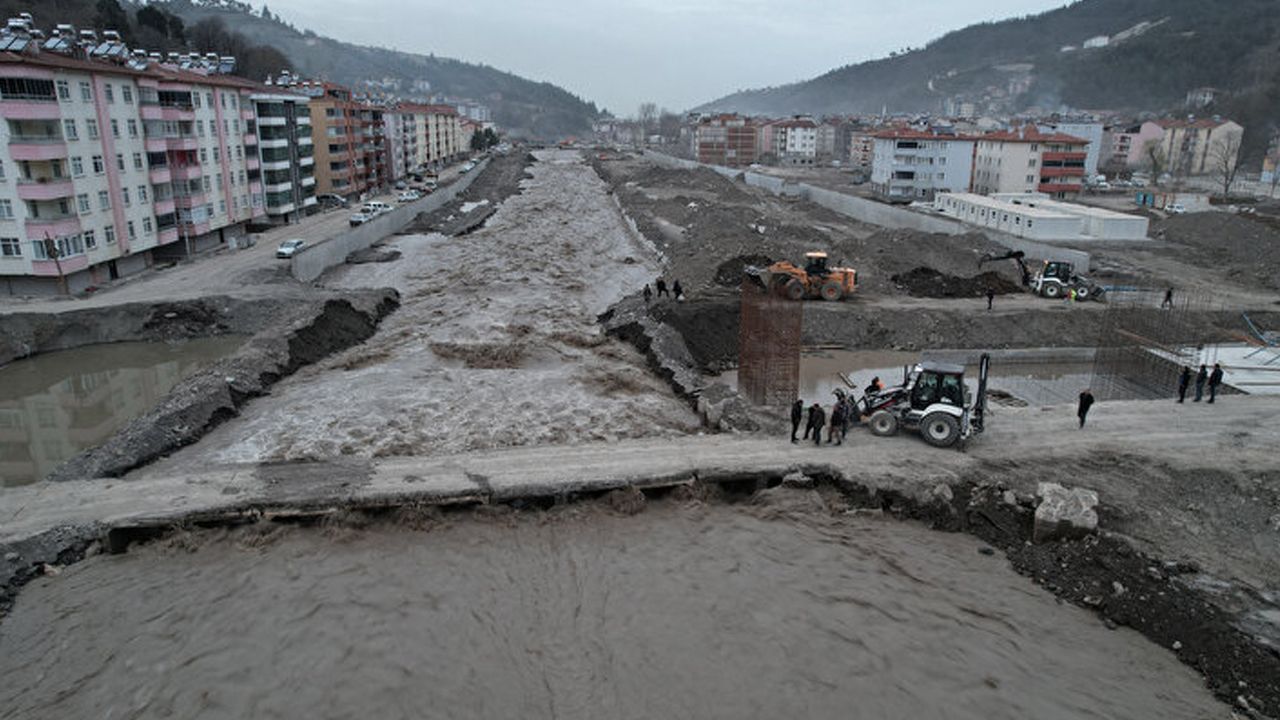 Kar suları eridi, Ezine çayı taştı: Geçici köprüler trafiğe kapandı 8