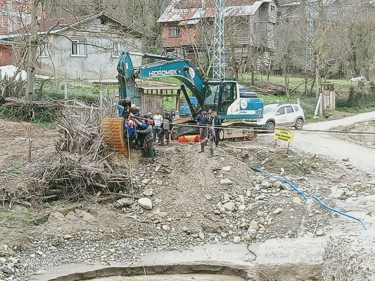 Köprü selde yıkıldı; köydeki hasta, çay üzerinden halatlarla karşıya geçirildi 9
