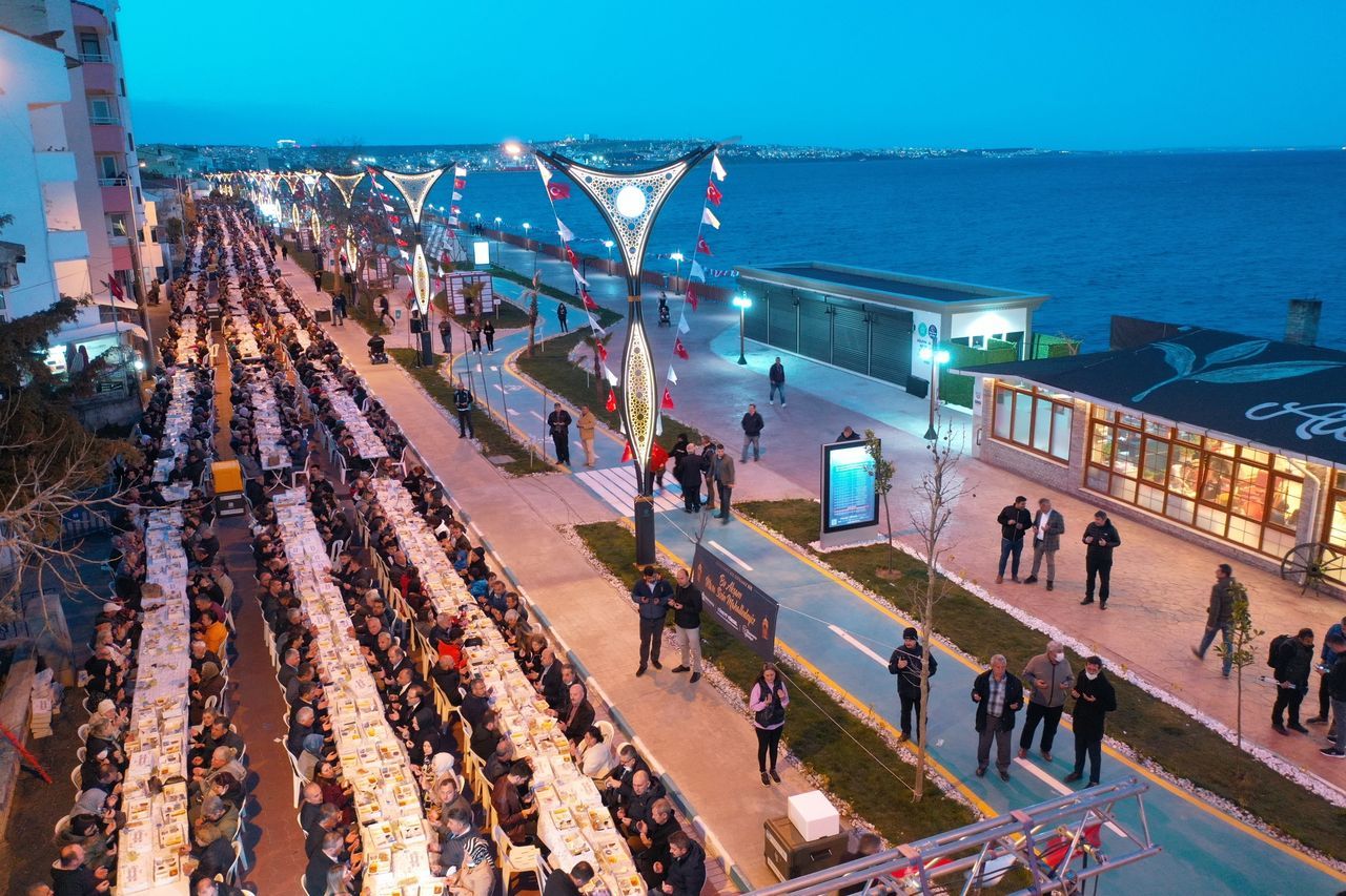 Tekirdağ'da 1 kilometrelik dev iftar sofrası kuruldu 1