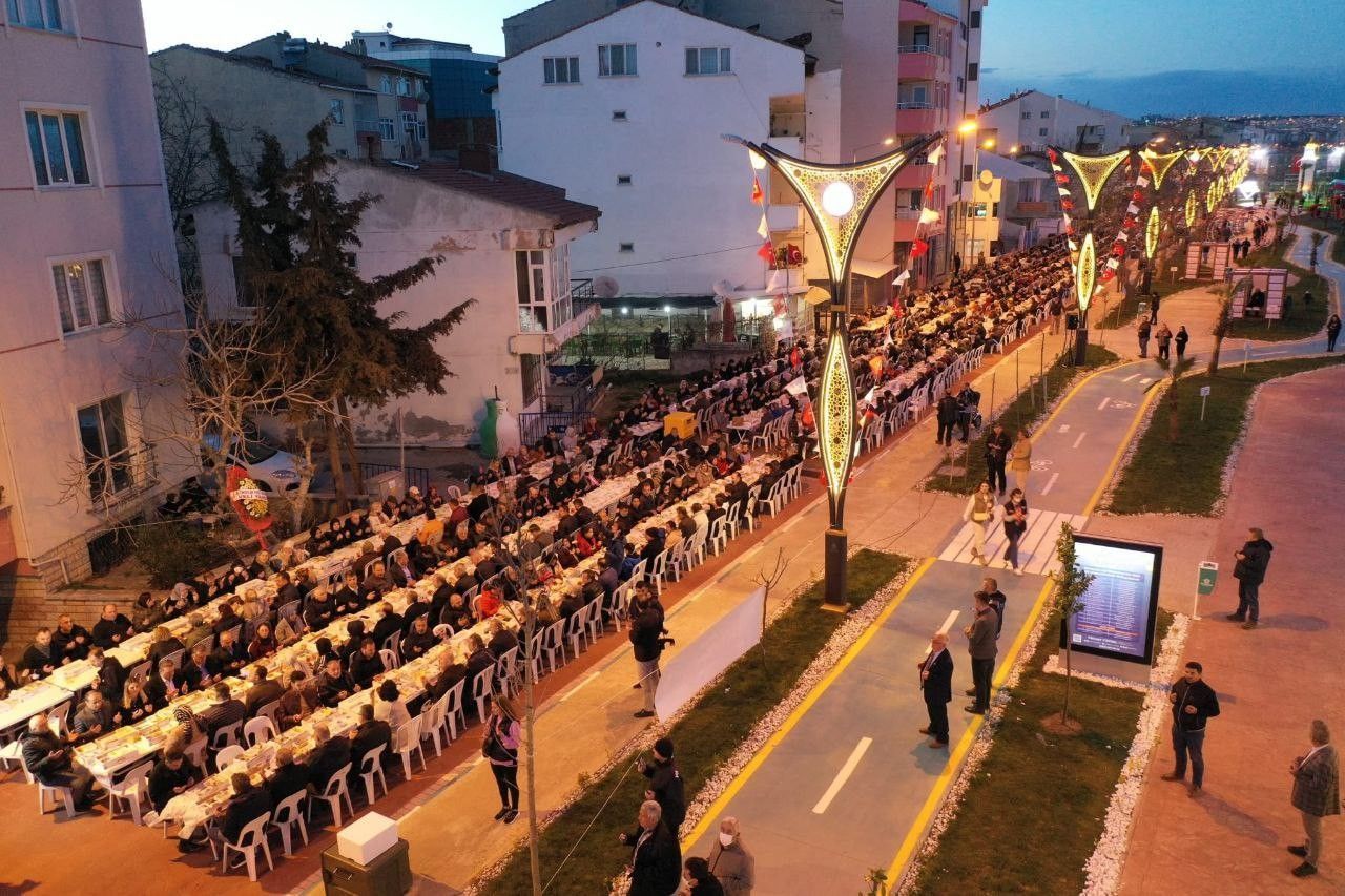 Tekirdağ'da 1 kilometrelik dev iftar sofrası kuruldu 2