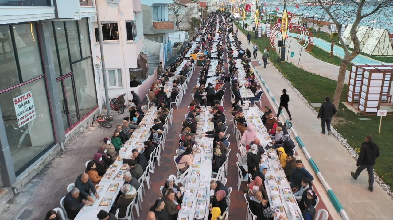 Tekirdağ'da 1 kilometrelik dev iftar sofrası kuruldu 3