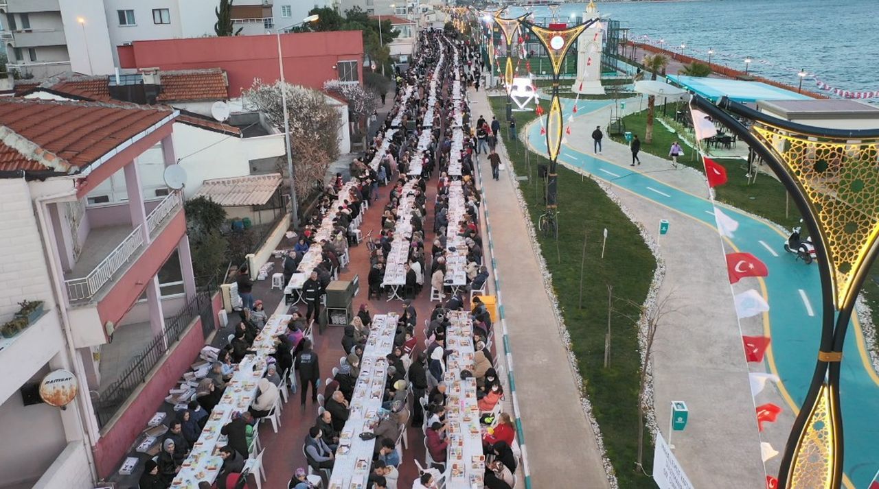 Tekirdağ'da 1 kilometrelik dev iftar sofrası kuruldu 4