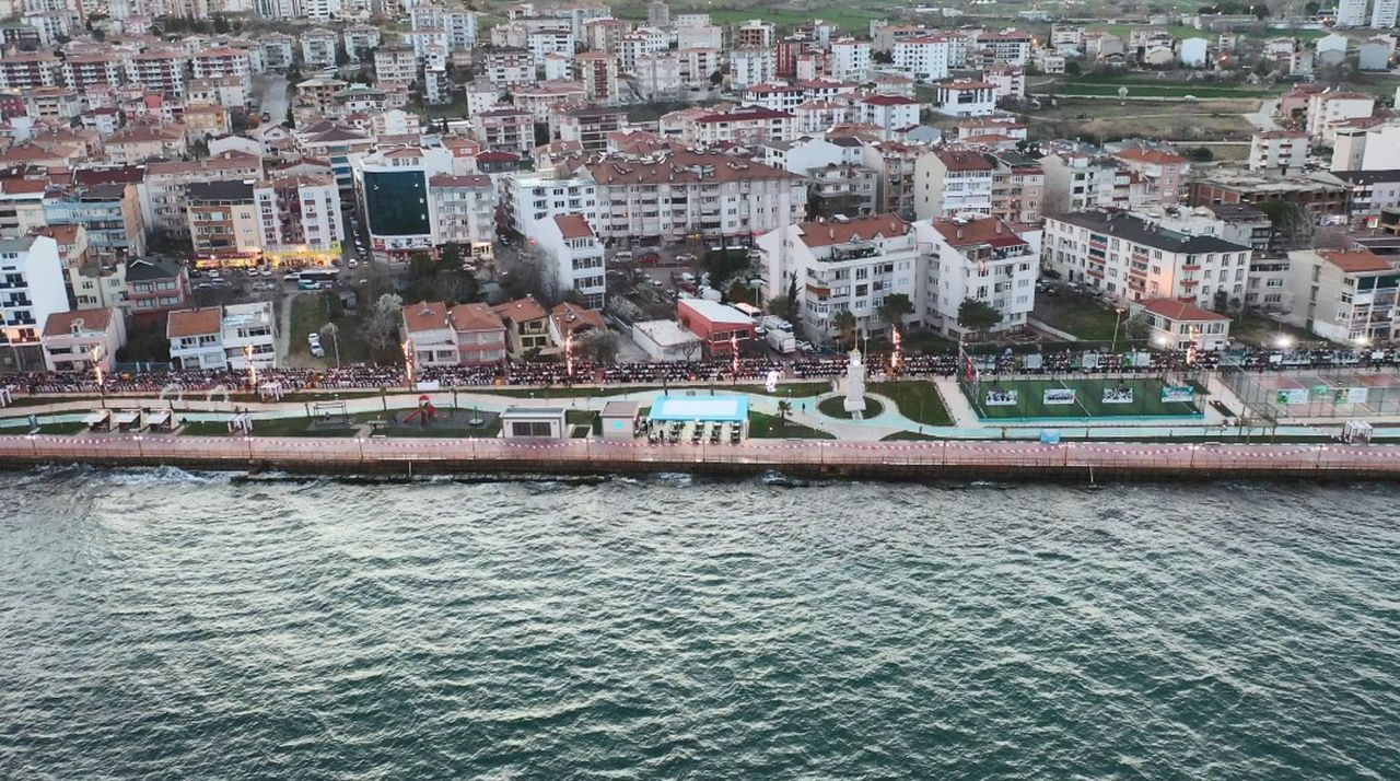Tekirdağ'da 1 kilometrelik dev iftar sofrası kuruldu 5