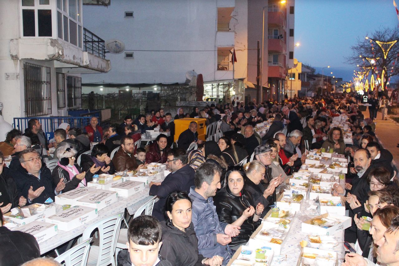 Tekirdağ'da 1 kilometrelik dev iftar sofrası kuruldu 6