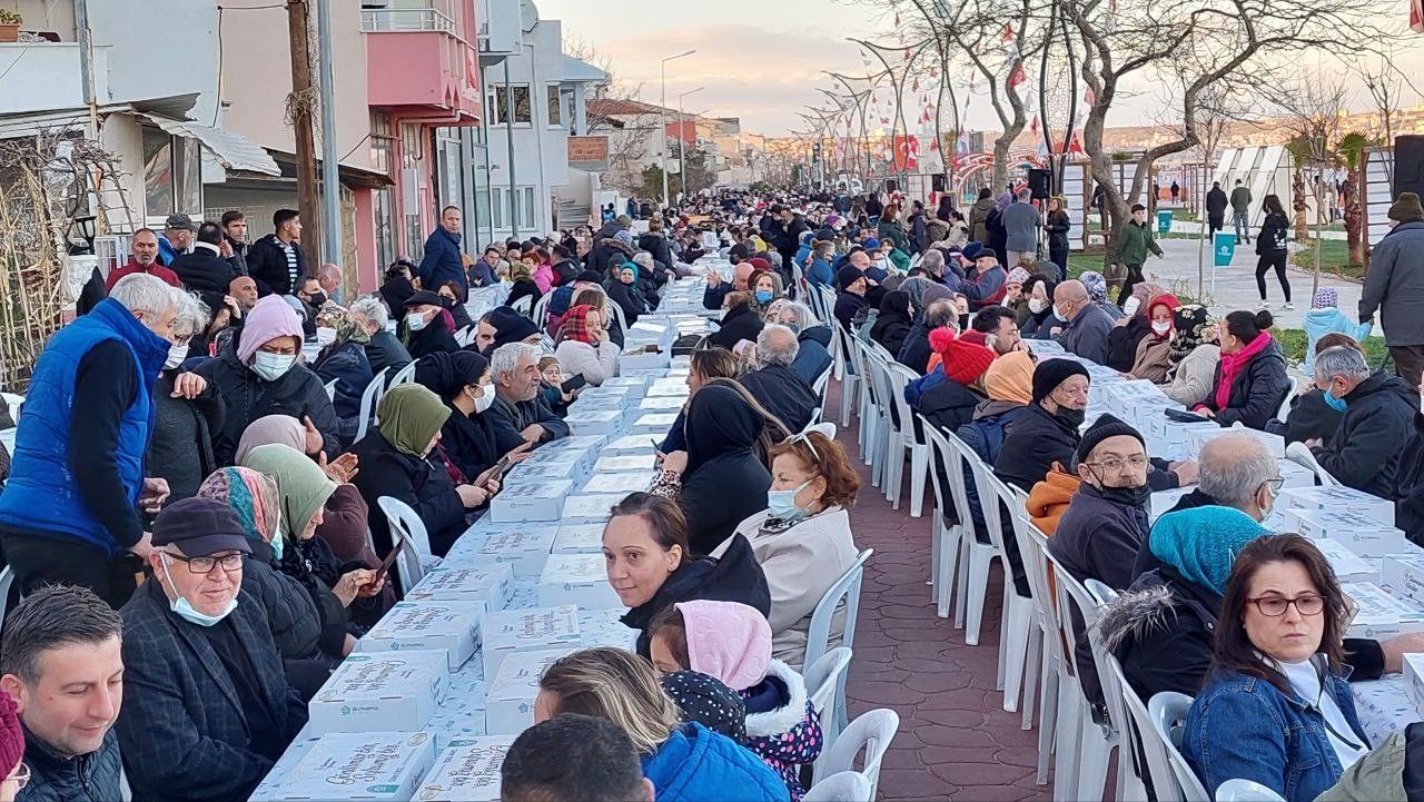 Tekirdağ'da 1 kilometrelik dev iftar sofrası kuruldu 7