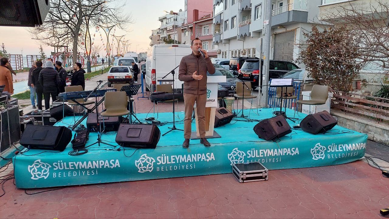 Tekirdağ'da 1 kilometrelik dev iftar sofrası kuruldu 8