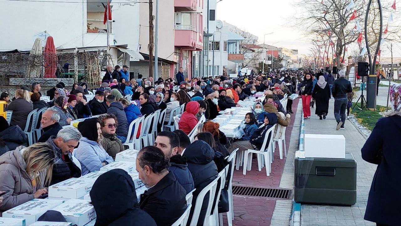 Tekirdağ'da 1 kilometrelik dev iftar sofrası kuruldu 9