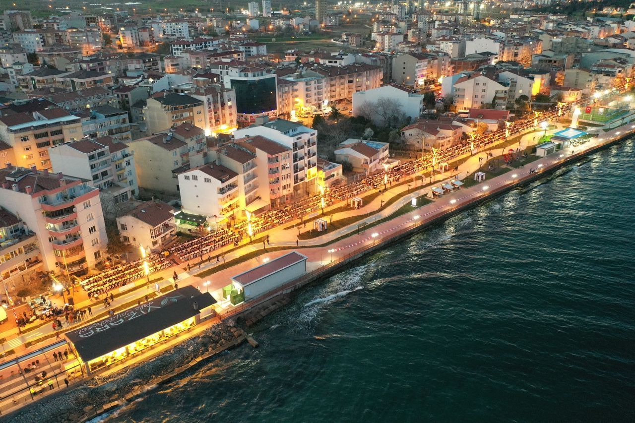 Tekirdağ'da 1 kilometrelik dev iftar sofrası kuruldu 10