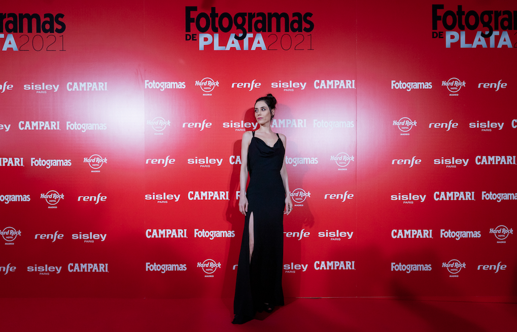 İspanya’da dünya starlarının ödül aldığı törene katılan Cansu Dere'ye büyük ilgi 9