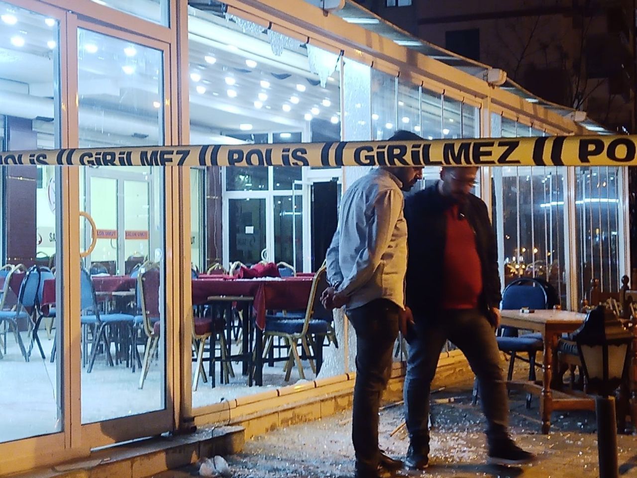 İftar saatinde kıraathaneyi taradılar! 1