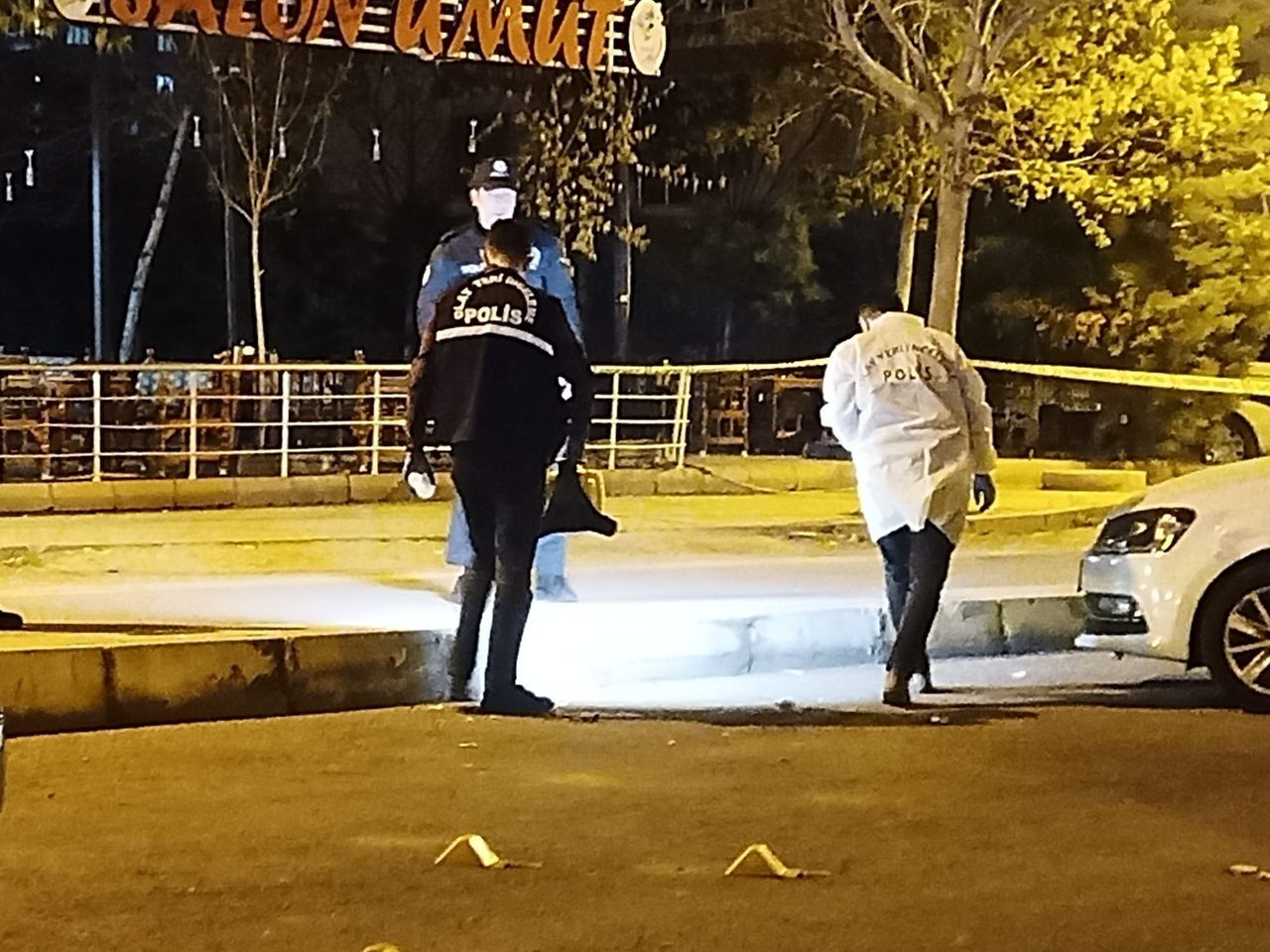 İftar saatinde kıraathaneyi taradılar! 6