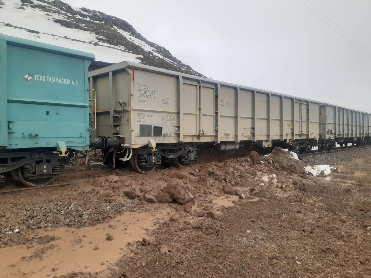 Kars'ta eriyen kar suları heyelana neden oldu! Tren seferleri aksadı, karayolları kapandı 1