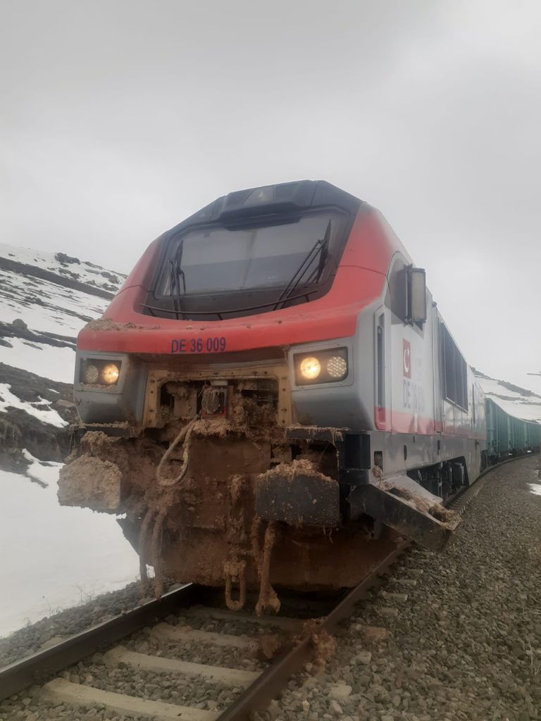 Kars'ta eriyen kar suları heyelana neden oldu! Tren seferleri aksadı, karayolları kapandı 2