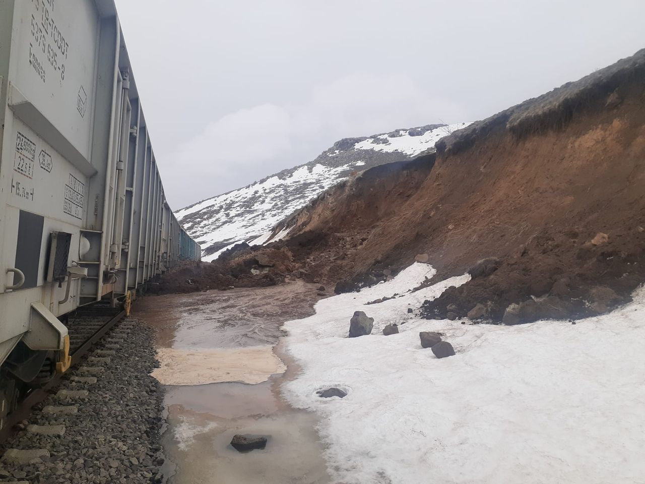 Kars'ta eriyen kar suları heyelana neden oldu! Tren seferleri aksadı, karayolları kapandı 3