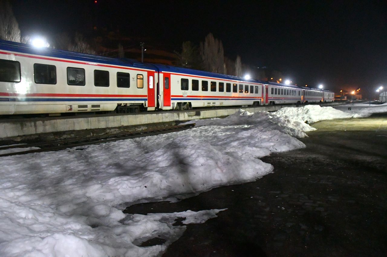 Kars'ta eriyen kar suları heyelana neden oldu! Tren seferleri aksadı, karayolları kapandı 4
