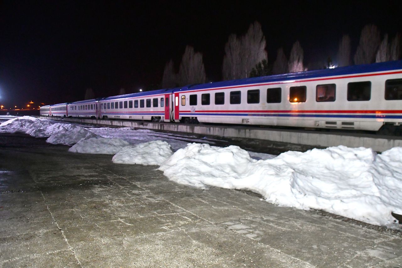 Kars'ta eriyen kar suları heyelana neden oldu! Tren seferleri aksadı, karayolları kapandı 5