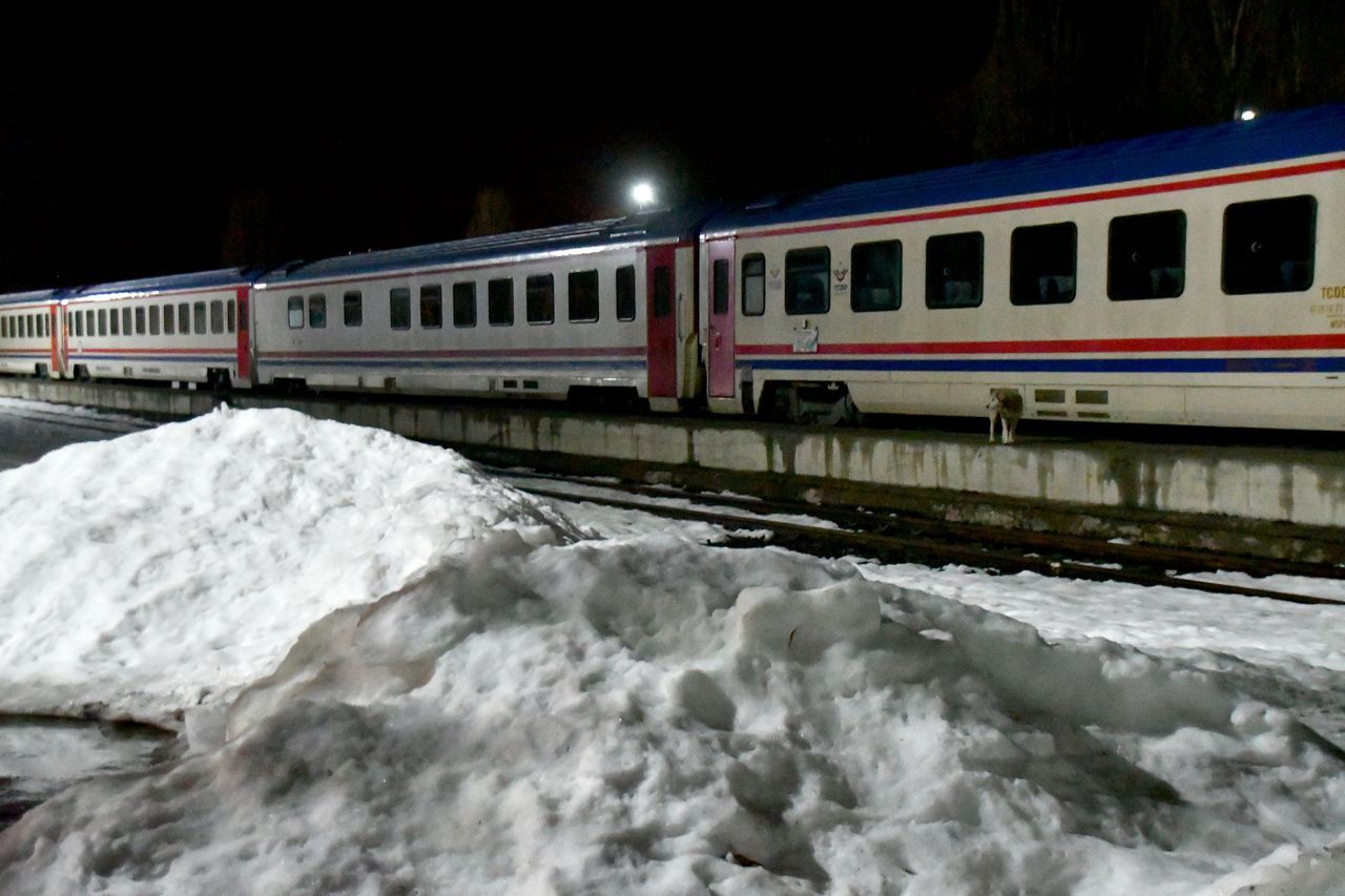 Kars'ta eriyen kar suları heyelana neden oldu! Tren seferleri aksadı, karayolları kapandı 6