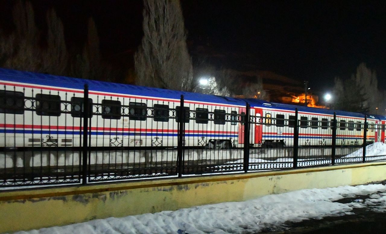 Kars'ta eriyen kar suları heyelana neden oldu! Tren seferleri aksadı, karayolları kapandı 7