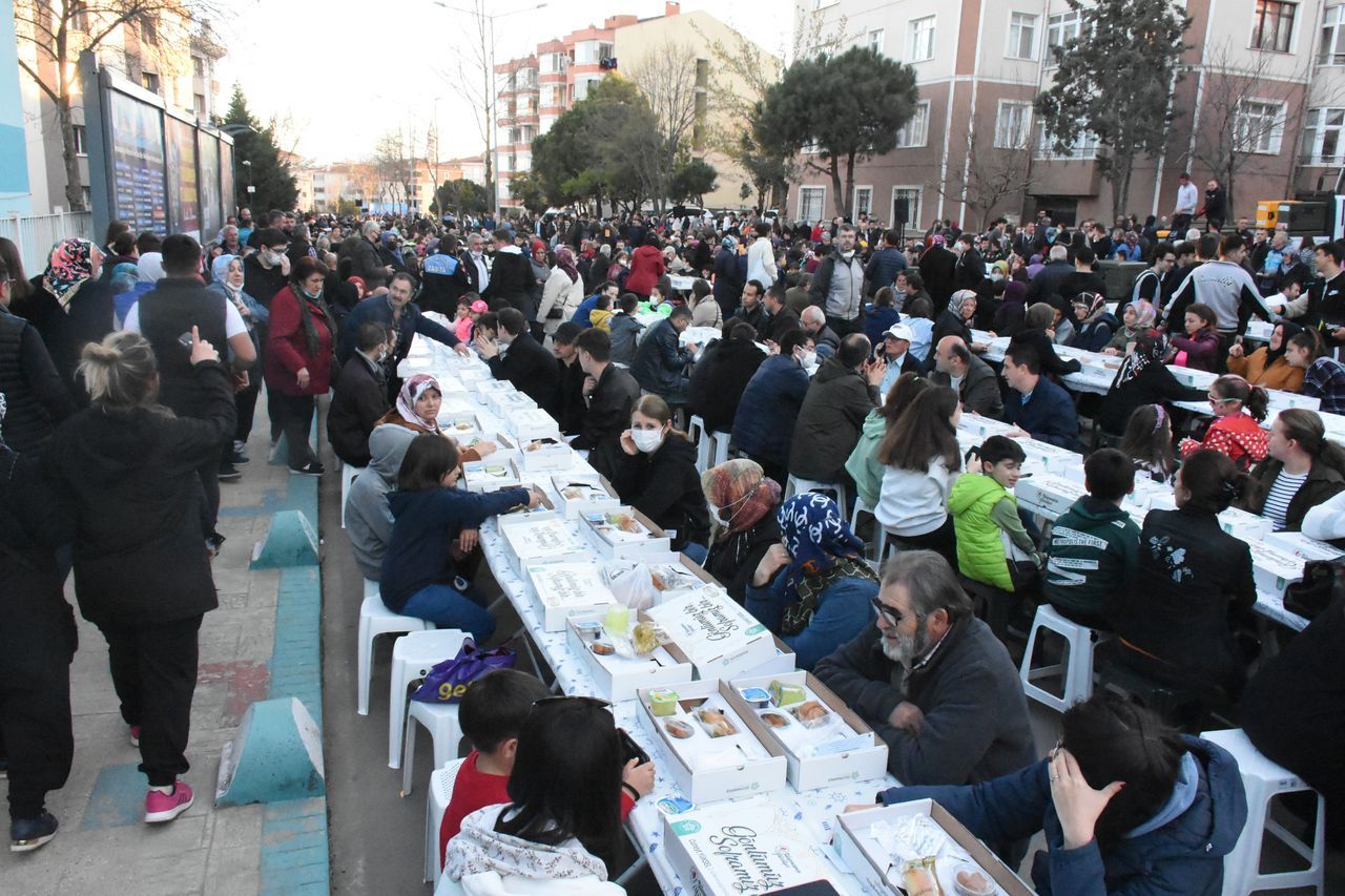 Tekirdağ'da 5 bin kişi aynı iftar sofrasında buluştu 8