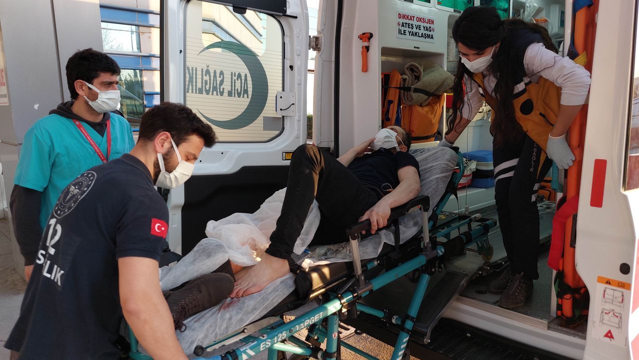 Silahlı saldırıda yaralandı, çöp konteynerinin arkasına sığındı 1