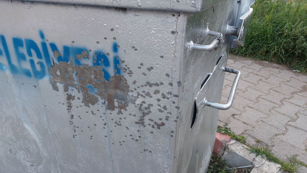 Silahlı saldırıda yaralandı, çöp konteynerinin arkasına sığındı 5