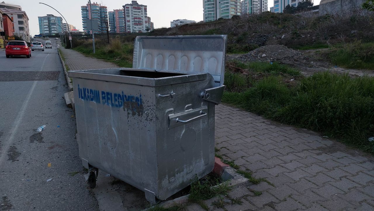 Silahlı saldırıda yaralandı, çöp konteynerinin arkasına sığındı 6