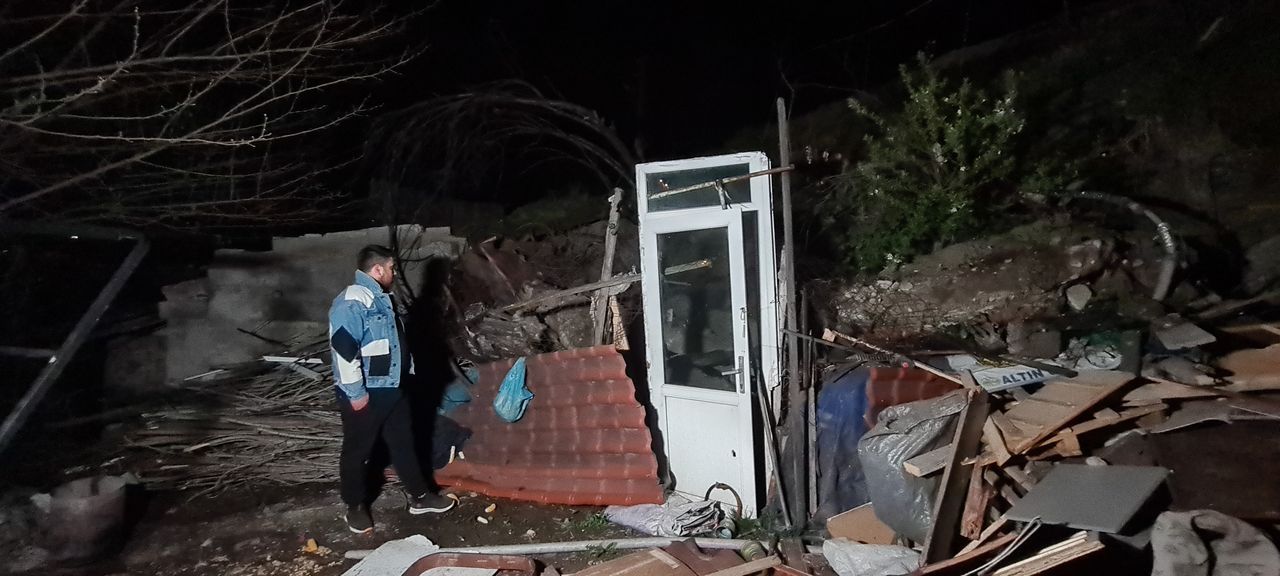 Yağışlar nedeniyle istinat duvarı çöktü: 1 ev tahliye edildi 1