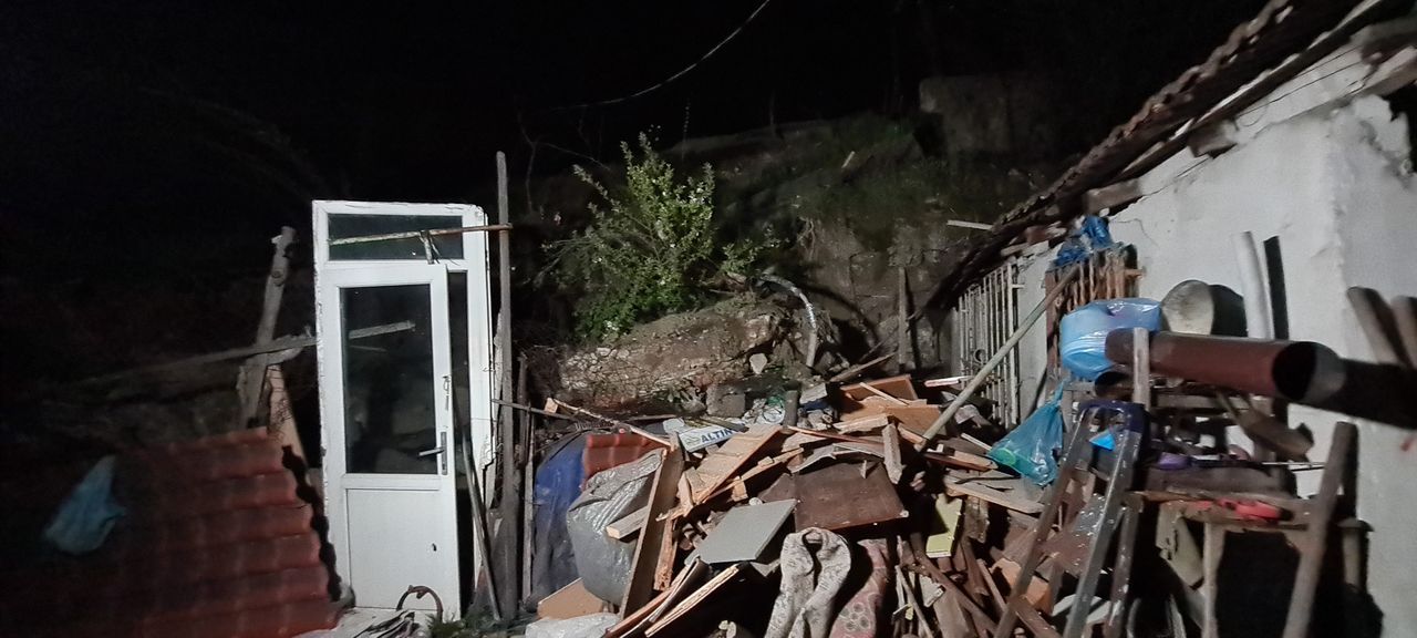 Yağışlar nedeniyle istinat duvarı çöktü: 1 ev tahliye edildi 2