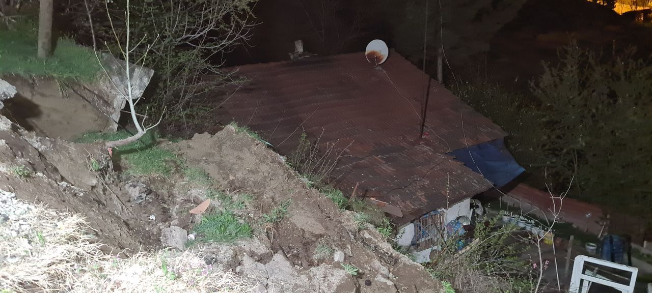 Yağışlar nedeniyle istinat duvarı çöktü: 1 ev tahliye edildi 4
