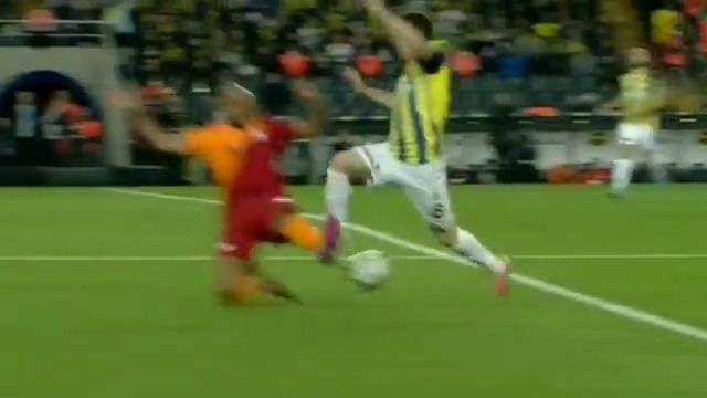 Mert Hakan Yandaş'ın derbideki düşüş şovu tepki çekti! 1