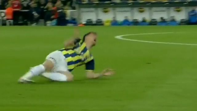 Mert Hakan Yandaş'ın derbideki düşüş şovu tepki çekti! 6