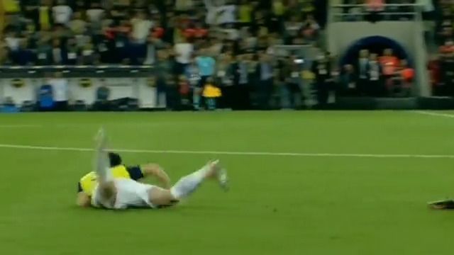 Mert Hakan Yandaş'ın derbideki düşüş şovu tepki çekti! 3