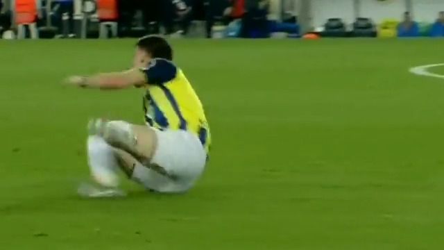 Mert Hakan Yandaş'ın derbideki düşüş şovu tepki çekti! 8