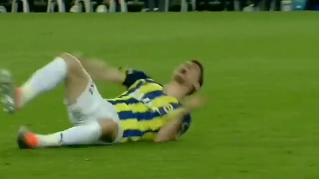 Mert Hakan Yandaş'ın derbideki düşüş şovu tepki çekti! 9