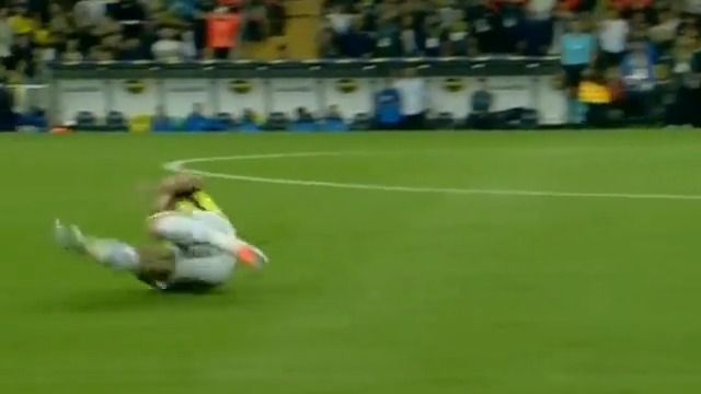 Mert Hakan Yandaş'ın derbideki düşüş şovu tepki çekti! 5