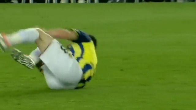Mert Hakan Yandaş'ın derbideki düşüş şovu tepki çekti! 10