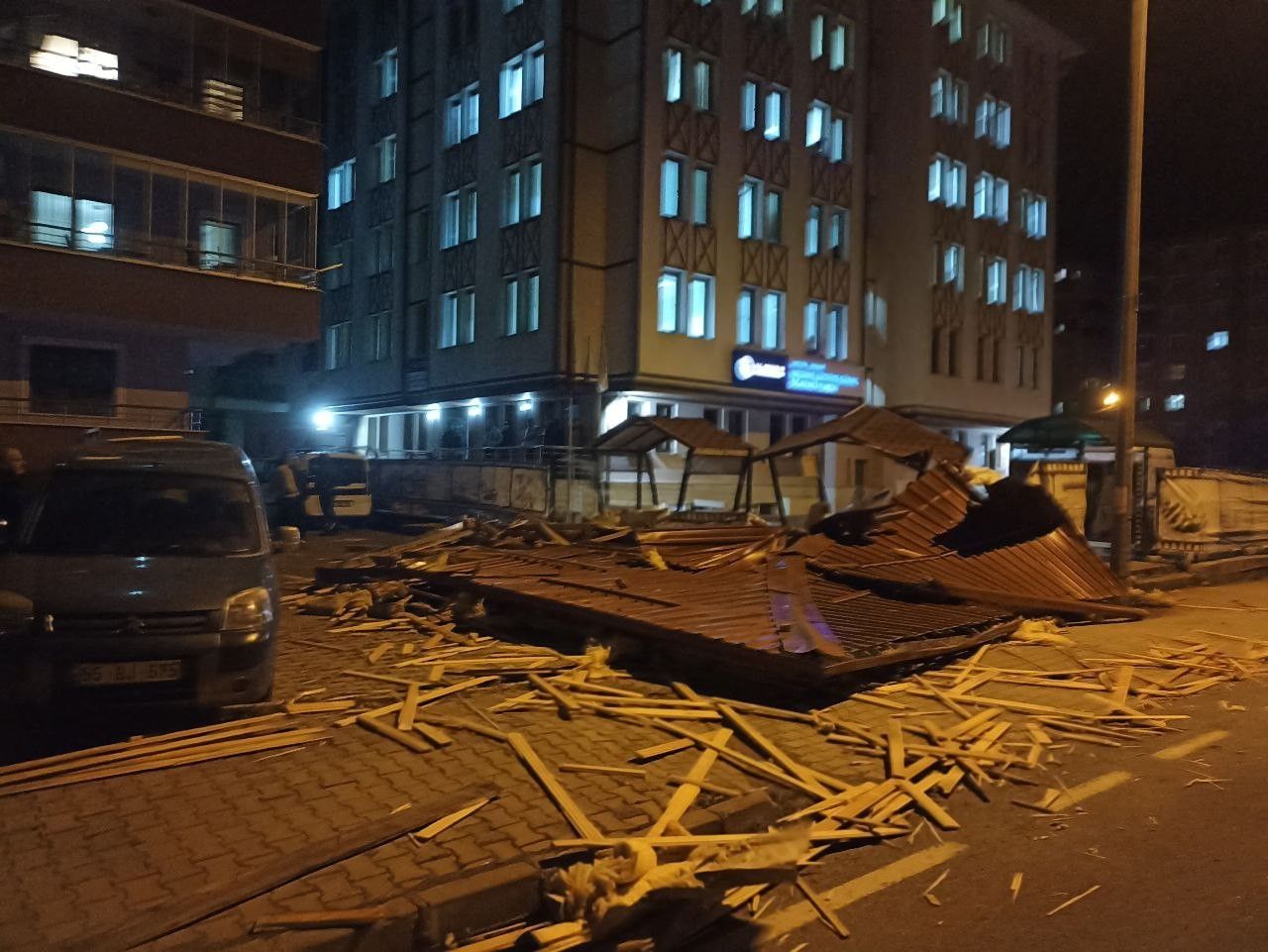 Artvin’de şiddetli rüzgar çatıları uçurdu! 1