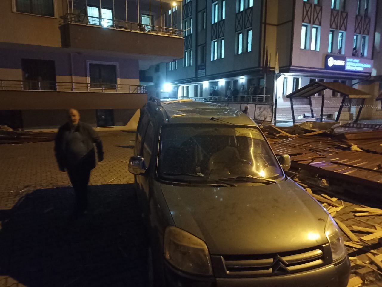 Artvin’de şiddetli rüzgar çatıları uçurdu! 2